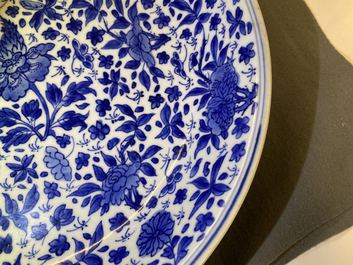 Un plat en porcelaine de Chine en bleu et blanc &agrave; d&eacute;cor floral, Kangxi